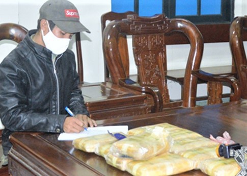 Hà Tĩnh: Bắt 9X vượt biên mang theo 60 nghìn viên ma túy từ Lào về Việt Nam